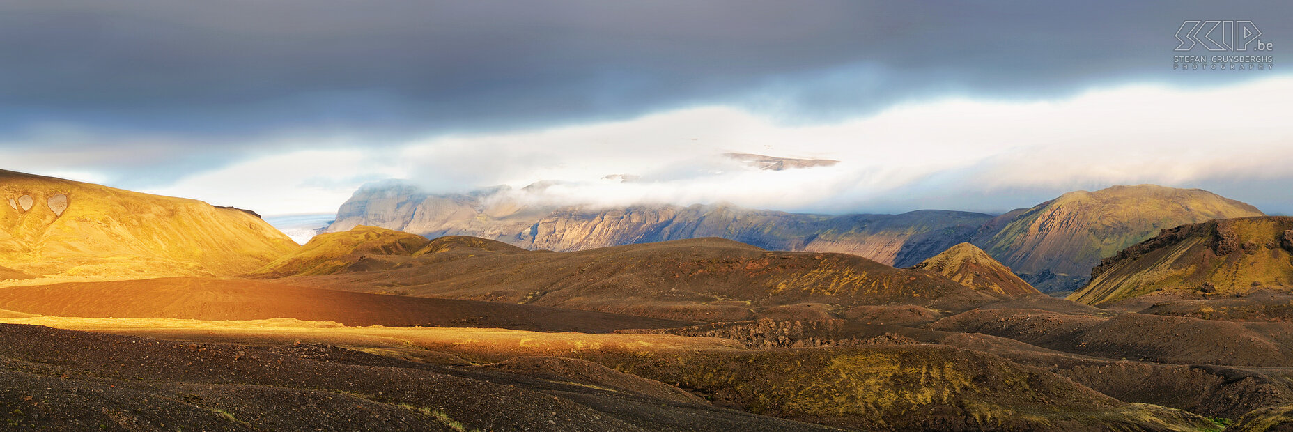 Emstrur In July it doesn't really get dark in Iceland, but at night the sunlight turns a beautiful shade of orange. The Myrdalsjökull glacier in the background disappears in the clouds. Stefan Cruysberghs